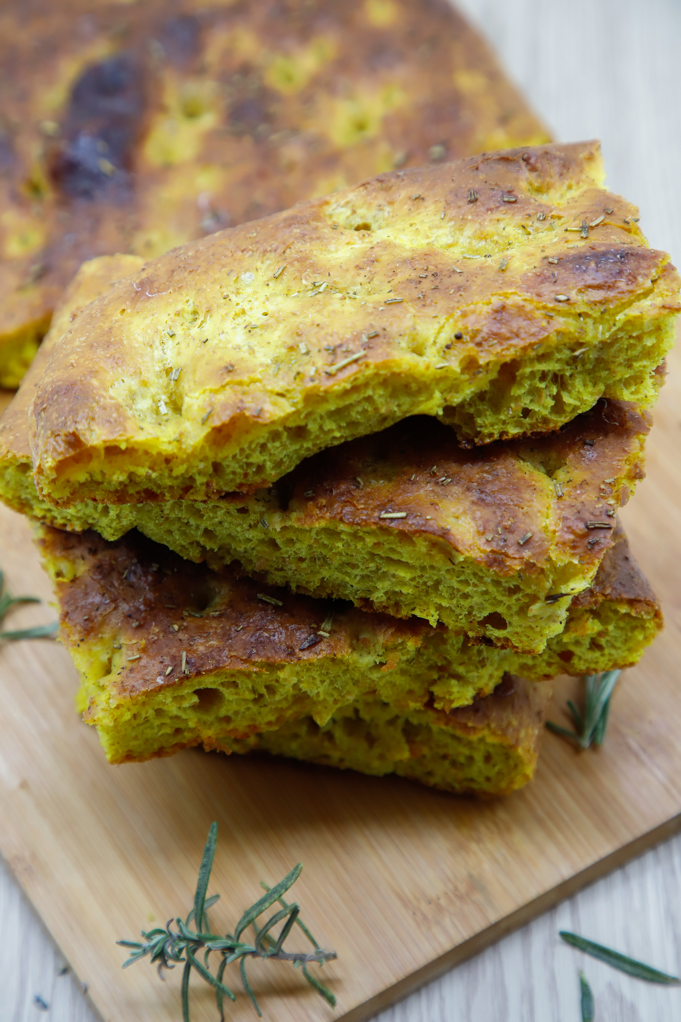 Focaccia curcuma e rosmarino